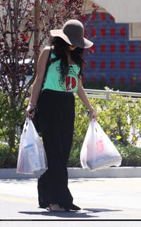 Vanessa Hudgens feet photo thumbnail