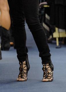 Vanessa Hudgens feet photo thumbnail