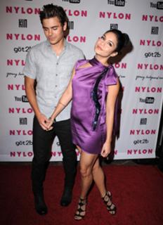 Vanessa Hudgens feet photo thumbnail