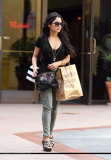 Vanessa Hudgens feet photo thumbnail