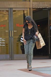 Vanessa Hudgens feet photo thumbnail