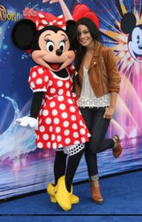 Vanessa Hudgens feet photo thumbnail