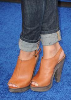 Vanessa Hudgens feet photo thumbnail