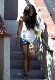 Vanessa Hudgens feet photo thumbnail