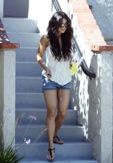Vanessa Hudgens feet photo thumbnail