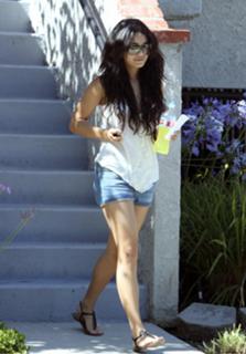 Vanessa Hudgens feet photo thumbnail