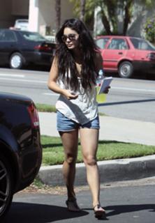 Vanessa Hudgens feet photo thumbnail