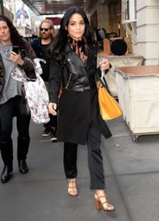 Vanessa Hudgens feet photo thumbnail