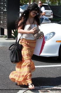 Vanessa Hudgens feet photo thumbnail