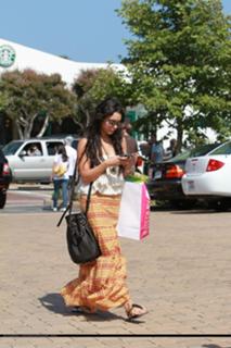 Vanessa Hudgens feet photo thumbnail