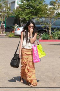 Vanessa Hudgens feet photo thumbnail