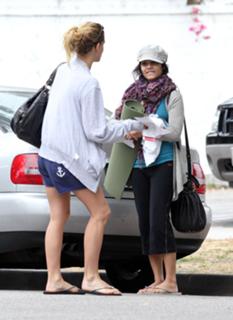 Vanessa Hudgens feet photo thumbnail