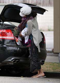 Vanessa Hudgens feet photo thumbnail