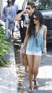 Vanessa Hudgens feet photo thumbnail