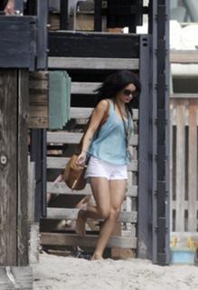 Vanessa Hudgens feet photo thumbnail