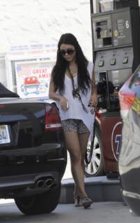 Vanessa Hudgens feet photo thumbnail