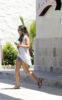 Vanessa Hudgens feet photo thumbnail