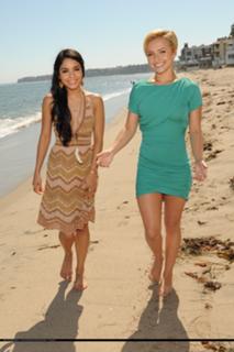 Vanessa Hudgens feet photo thumbnail