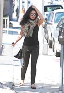 Vanessa Hudgens feet photo thumbnail