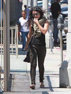 Vanessa Hudgens feet photo thumbnail