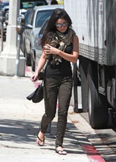 Vanessa Hudgens feet photo thumbnail