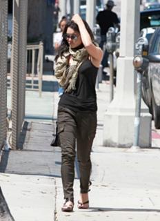 Vanessa Hudgens feet photo thumbnail