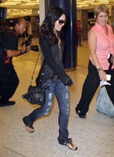 Vanessa Hudgens feet photo thumbnail