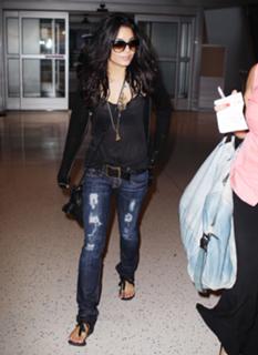 Vanessa Hudgens feet photo thumbnail