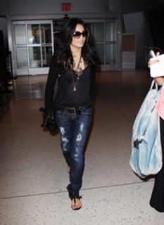 Vanessa Hudgens feet photo thumbnail