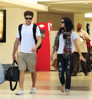 Vanessa Hudgens feet photo thumbnail