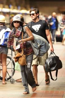 Vanessa Hudgens feet photo thumbnail