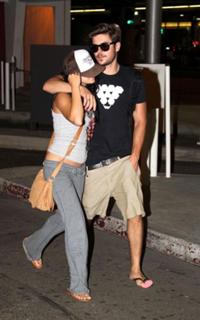 Vanessa Hudgens feet photo thumbnail