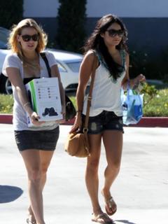 Vanessa Hudgens feet photo thumbnail
