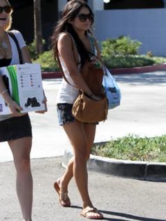 Vanessa Hudgens feet photo thumbnail
