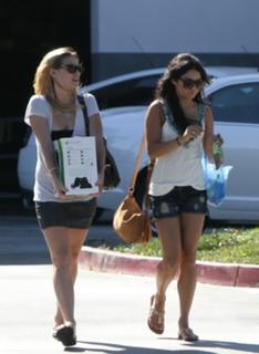 Vanessa Hudgens feet photo thumbnail