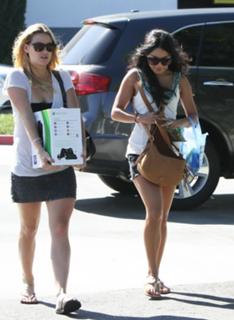 Vanessa Hudgens feet photo thumbnail