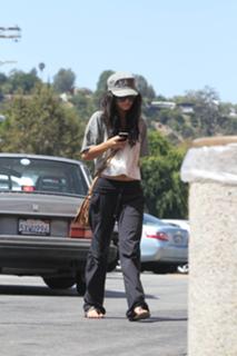 Vanessa Hudgens feet photo thumbnail