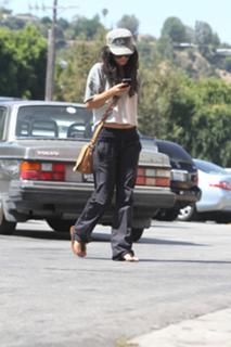 Vanessa Hudgens feet photo thumbnail