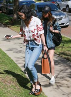 Vanessa Hudgens feet photo thumbnail