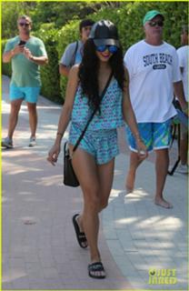 Vanessa Hudgens feet photo thumbnail