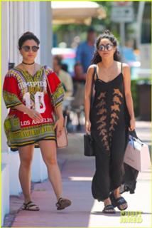 Vanessa Hudgens feet photo thumbnail