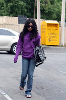 Vanessa Hudgens feet photo thumbnail