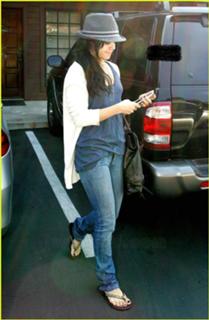 Vanessa Hudgens feet photo thumbnail