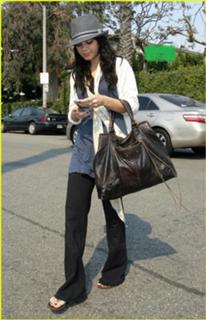 Vanessa Hudgens feet photo thumbnail