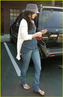 Vanessa Hudgens feet photo thumbnail