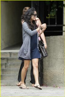 Vanessa Hudgens feet photo thumbnail