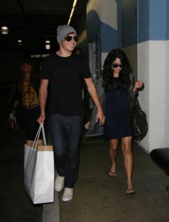 Vanessa Hudgens feet photo thumbnail