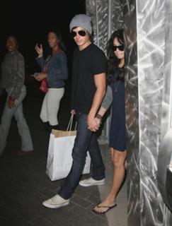 Vanessa Hudgens feet photo thumbnail