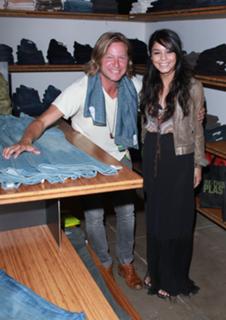 Vanessa Hudgens feet photo thumbnail