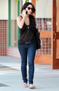 Vanessa Hudgens feet photo thumbnail